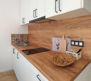 A kitchen or kitchenette at Loli’s Beach Studio