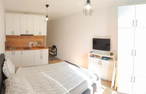 A kitchen or kitchenette at Loli’s Beach Studio