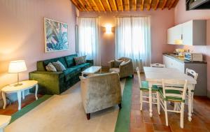Le Sodole Country Resort & Golf في بونتيديرا: غرفة معيشة مع أريكة وطاولة