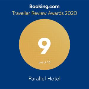 een gele cirkel met het getal in het midden bij Parallel Hotel in Baku