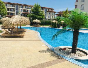 The swimming pool at or close to Loli’s Beach Studio
