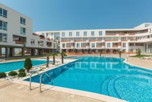 The swimming pool at or close to Loli’s Beach Studio
