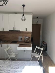 A kitchen or kitchenette at Loli’s Beach Studio