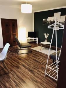 sala de estar con silla y escalera en Ferienwohnung Willi I en Spremberg