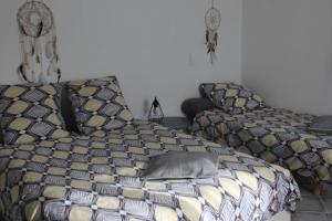 ein Schlafzimmer mit einem Bett mit einer Bettdecke und Kissen in der Unterkunft La maison de Manon, 4-5personnes, 75m2, centre village, jardin et wifi in Maussane-les-Alpilles