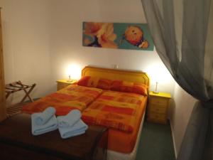 Un dormitorio con una cama con dos zapatos. en Ferienwohnung Windecker Ländchen, en Windeck