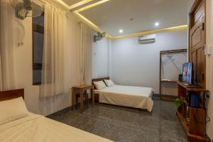 Giường trong phòng chung tại Ayaru Hotel