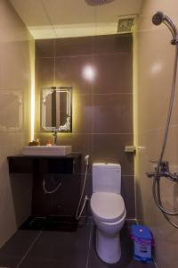 een badkamer met een toilet, een wastafel en een douche bij Ayaru Hotel in Tuy Hoa