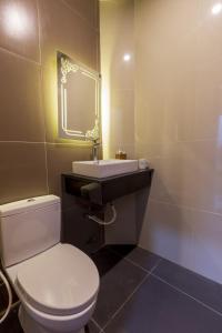 Phòng tắm tại Ayaru Hotel