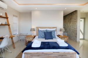 A bed or beds in a room at C' la Vie Luxury Accommodation