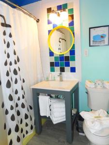 The Jolly Roger Motel في وايلدوود كريست: حمام مع حوض ومرحاض