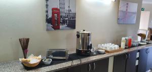 Falling Waters Guest House的咖啡和沏茶工具