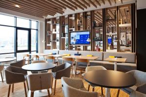Televisyen dan/atau pusat hiburan di Holiday Inn Express - Darmstadt by IHG