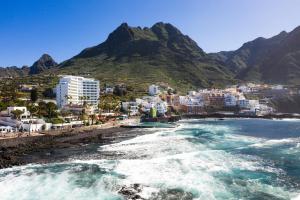 vistas a una playa con edificios y montañas en OCEANO Health Spa Hotel, en Punta del Hidalgo