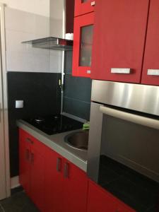 Kuchyňa alebo kuchynka v ubytovaní Apartman Lara ***