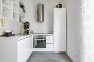 A kitchen or kitchenette at Stupendo e accogliente apt (15 min dal Duomo)