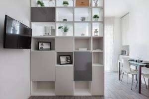 A television and/or entertainment centre at Stupendo e accogliente apt (15 min dal Duomo)