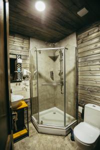 Ett badrum på Wooden Hotel Kazbegi