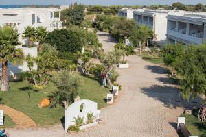 Torre Guaceto Greenblu Resort外面的花园