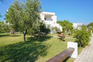 Torre Guaceto Greenblu Resort外面的花园