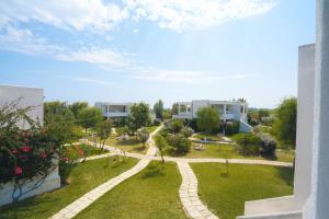 Torre Guaceto Greenblu Resort外面的花园