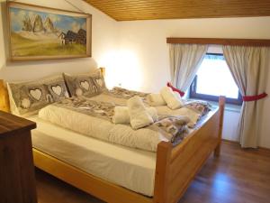 A bed or beds in a room at Ospitalità Diffusa Laste Dolomites - Cèsa Murer