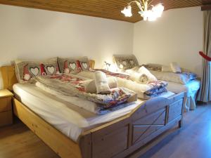 A bed or beds in a room at Ospitalità Diffusa Laste Dolomites - Cèsa Murer