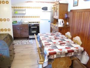 A kitchen or kitchenette at Ospitalità Diffusa Laste Dolomites - Cèsa Murer