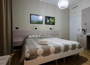 ein Schlafzimmer mit einem großen Bett in einem Zimmer in der Unterkunft Millefiori in Cagliari