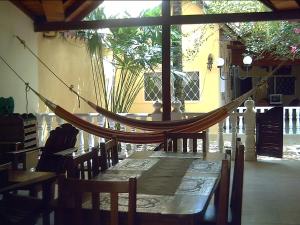 a hammock hanging over a table in a restaurant at Condominio El Portal Casa 3 in Carmen de Apicalá