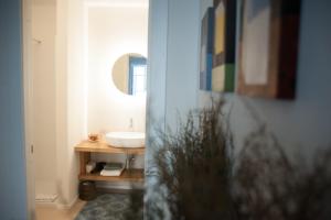 un bagno con lavandino e specchio di casa minù santa chiara a Cagliari