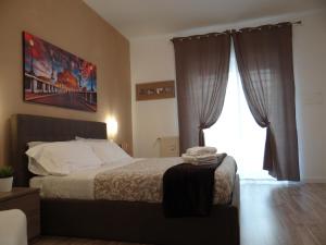 ein Schlafzimmer mit einem Bett und einem großen Fenster in der Unterkunft VMH Vatican Modern House in Rom