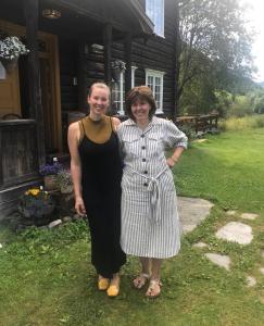 zwei Frauen stehen vor einem Haus in der Unterkunft Sevletunet B&B and Cabins in Rødberg