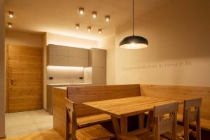 - une salle à manger avec une table et des chaises en bois dans l'établissement Ladurner Suites, à Merano
