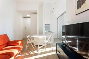 un soggiorno con divano e tavolo di Spacious flat close to Fondazione Prada & Metro a Milano