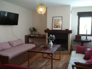 uma sala de estar com um sofá e uma mesa em Casa Rural La Galana Albacete em Chinchilla de Monte Aragón