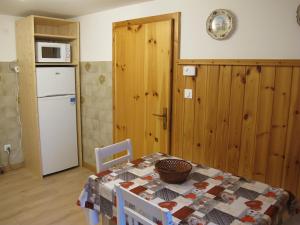 A kitchen or kitchenette at Ospitalità Diffusa Laste Dolomites - Cèsa Murer