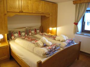 A bed or beds in a room at Ospitalità Diffusa Laste Dolomites - Cèsa Murer