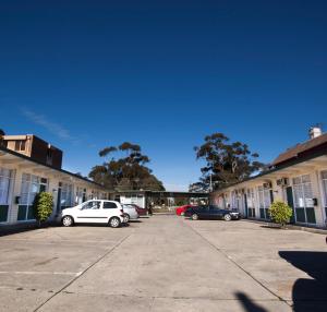 a group of cars parked in a parking lot at Parkville Motel in Melbourne