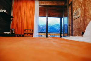 Postel nebo postele na pokoji v ubytování Wooden Hotel Kazbegi