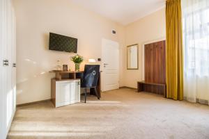 a home office with a desk and a television at Casa Moritz in Braşov