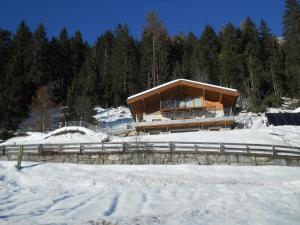 ein großes Gebäude im Schnee mit Schnee in der Unterkunft Bergappartement Talblick in Sankt Veit in Defereggen