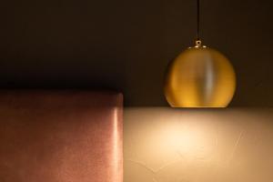 ブルグシオにあるBurgus - Design Suites & Apartmentsの天井から吊るされる黄色い光