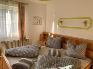 um quarto com duas camas e uma janela em Ferienwohnung Urisee em Reutte