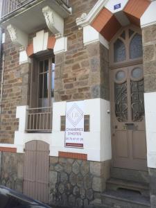 ein Haus mit einem Schild an der Vorderseite in der Unterkunft Les Bruyères in Les Sables-dʼOlonne + 17 Fotos