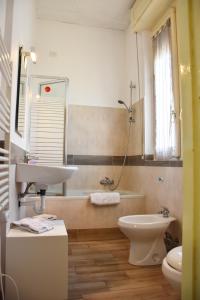 Koupelna v ubytování B&B via Roma