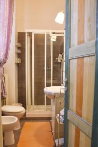 uma casa de banho com um chuveiro, um lavatório e um WC. em B&B via Roma em Bernate Ticino