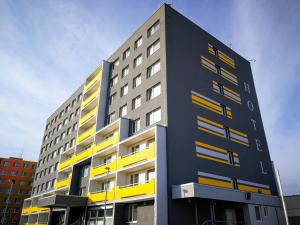 ein hohes Gebäude mit Gelb und Schwarz in der Unterkunft Hotel Terek in Štětí