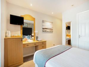 A bed or beds in a room at OYO Chilton Country Pub And Hotel 
