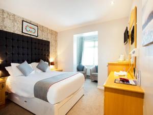 A bed or beds in a room at OYO Chilton Country Pub And Hotel 